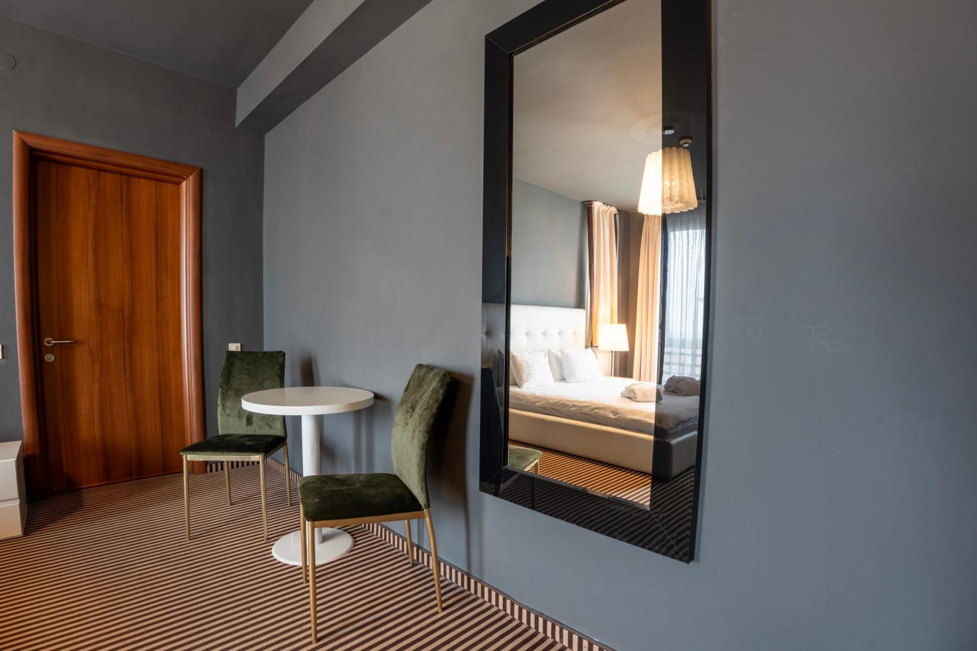 Alex&George Boutique Hotel Cluj-Napoca Exterior foto